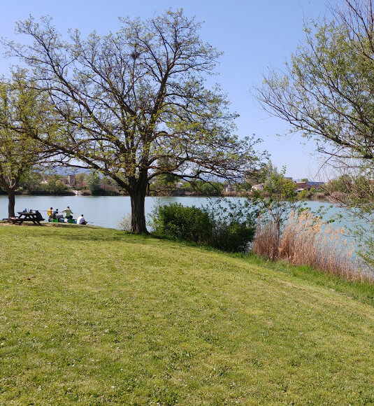 Picnic at the water's edge - ©ABRY H