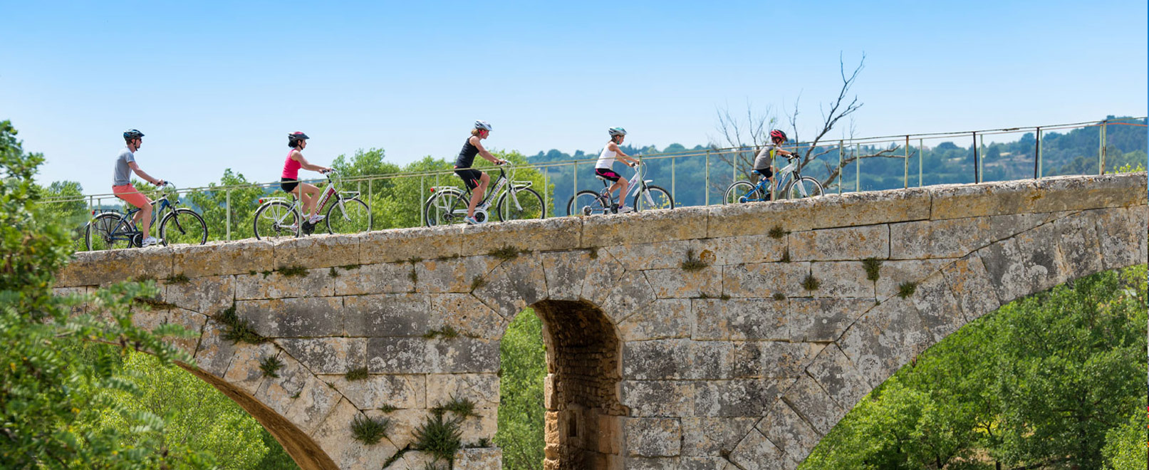 Along the Calavon river by bike © Colombe Prod